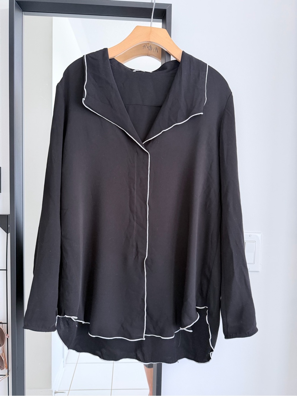 Aritzia Babaton Rena Black White Piping Satin Blouse Size L